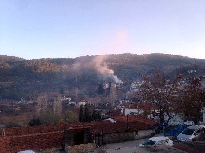 Tarihi Şirince Mahallesi’nde Yangın: 1 İtfaiye Eri Yaralandı