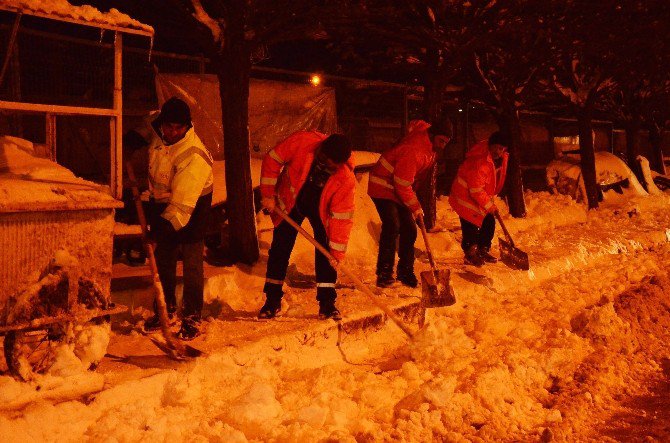 Cumartesi Pazar Alanında Hummalı Kar Temizleme Çalışmaları