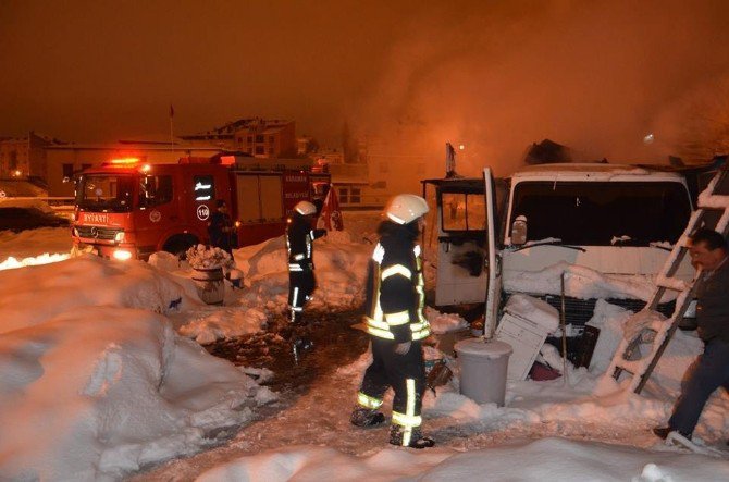 Karaman’da Köfteci Minibüsü Yandı