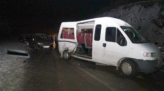 Buzlanma Beraberinde Zincirleme Kazayı Getirdi: 12 Yaralı