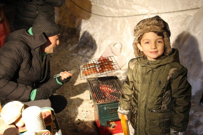 Yılbaşı Öncesi Uludağ’da Kar Üstünde Mangal Keyfi