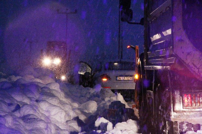 2 Metreye Ulaşan Karda, Komandoların Çalışmaları Nefes Kesiyor