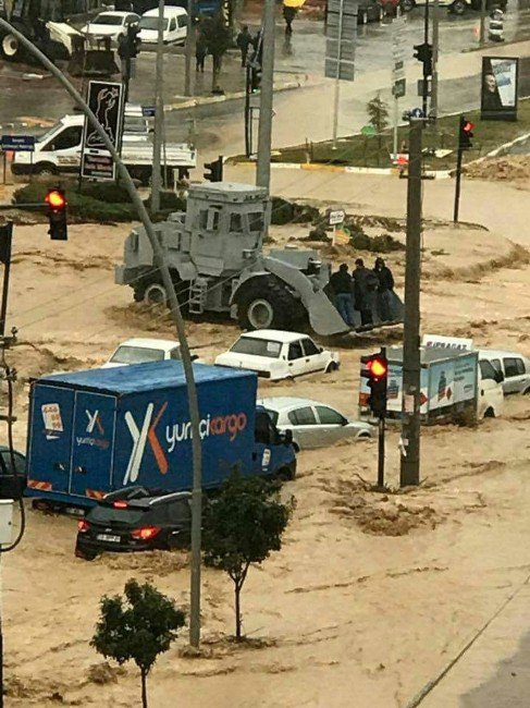 Zırhlı Araçlar Selde Mahsur Kalan Vatandaşların İmdadına Yetişti