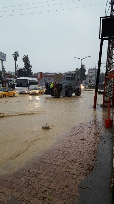 Zırhlı Araçlar Selde Mahsur Kalan Vatandaşların İmdadına Yetişti