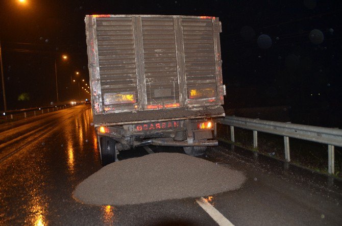 Otomobil Kum Yüklü Kamyona Çarptı: 2 Yaralı