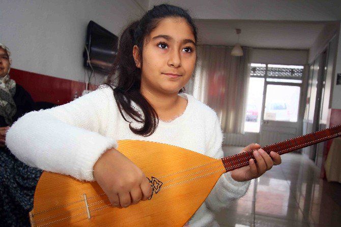 Bayraklı’da Bağlama Kursuna Kadınlarda Yoğun İlgi