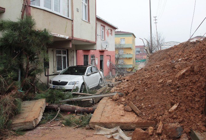 İstinat Duvarı Çöktü, Vatandaş Tedirgin Oldu