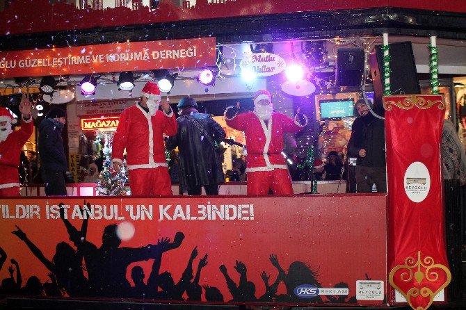 Taksim’de Seyyar Orkestraya Yoğun İlgi