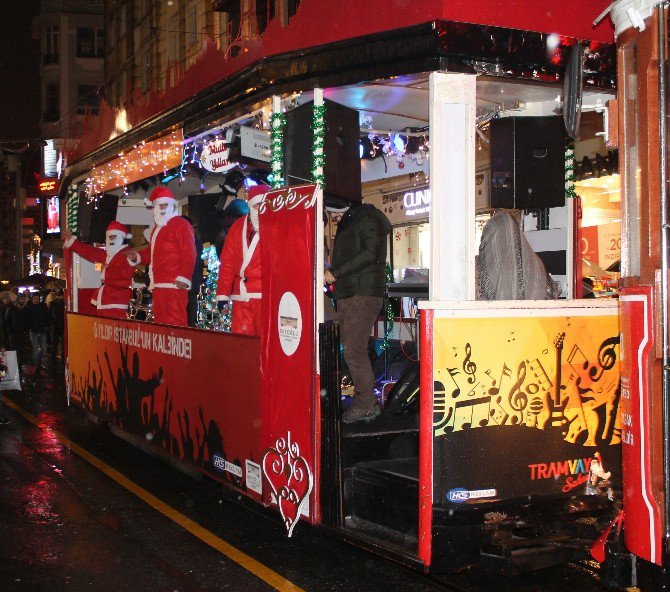 Taksim’de Seyyar Orkestraya Yoğun İlgi