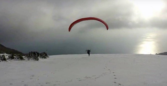 Karlı Havada Paraşüt Keyfi