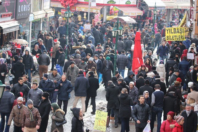 Caddelerde Yılbaşı Hareketliliği