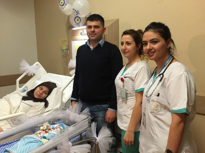 Bakan Kaya Ümraniye’deki Yılın İlk Bebeğini Ziyaret Etti