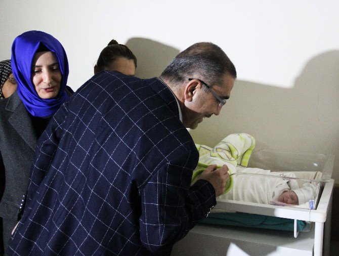 Adana’da Yeni Yılın İlk Bebeği 15 Yıl Bebeği Olmayan Çiftin Bebeği Oldu