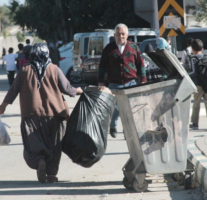 Ekmeğini Çöpten Çıkartıyor