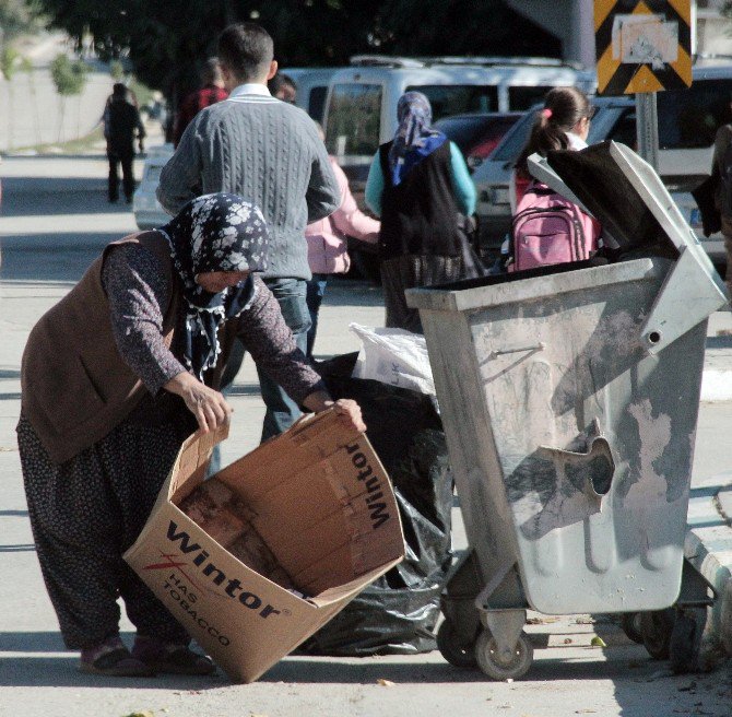 Ekmeğini Çöpten Çıkartıyor