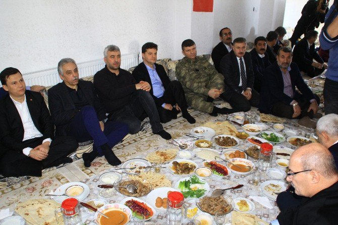 Ak Parti Heyeti Hakkari’de İstanbul’daki Terör Saldırısını Kınadı