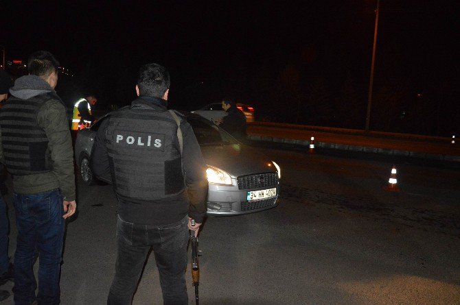 Yılbaşında Görevli Polislere Çay İkramı
