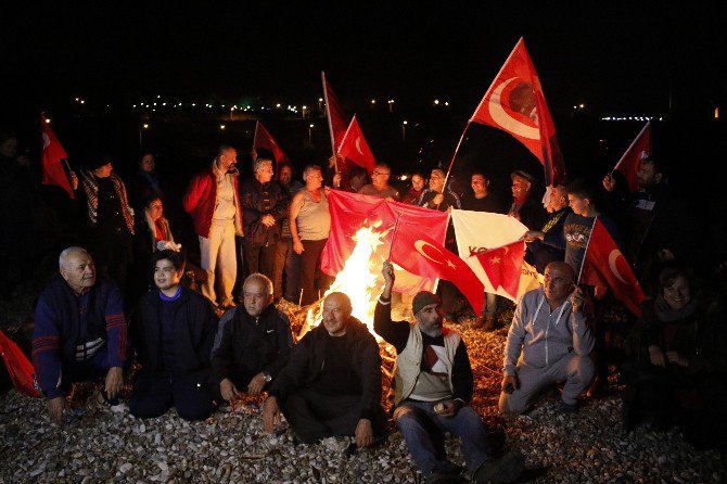 Yeni Yıla Denizde Türk Bayrağı Açarak Girdiler