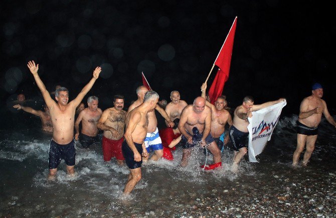 Yeni Yıla Denizde Türk Bayrağı Açarak Girdiler