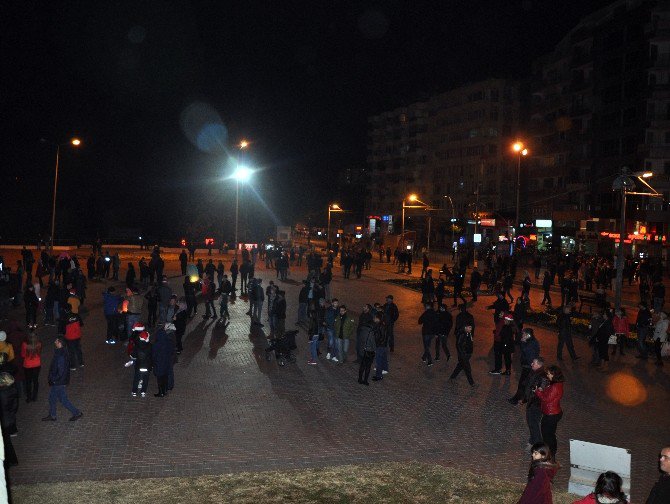 Yeni Yıla Dilek Balonu Uçararak Girdiler