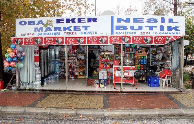 Maskeli Hırsız Girdiği Marketten Sadece Alkol Ve Peynir Çaldı