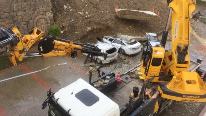 İstinat Duvarının Altında Kalan Araçları, Kendi İmkanlarıyla Kurtardılar