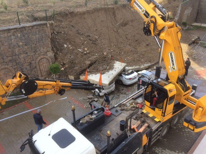 İstinat Duvarının Altında Kalan Araçları, Kendi İmkanlarıyla Kurtardılar