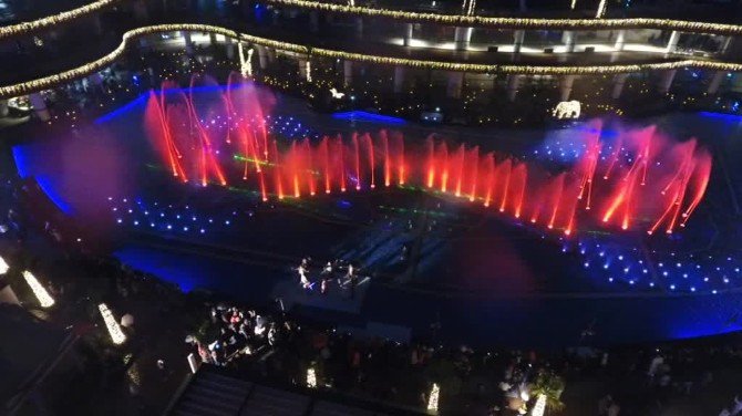 Yeni Yıla Muhteşem Havuz Şovu İle Girdiler