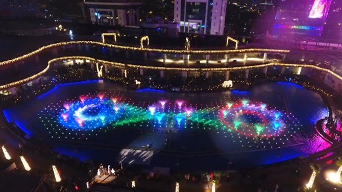 Yeni Yıla Muhteşem Havuz Şovu İle Girdiler