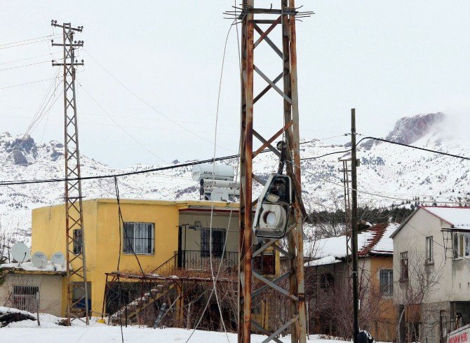 Köylüler Su Sıkıntısını Karları Eriterek Gideriyor