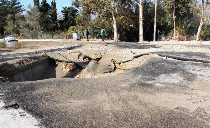 Bir Anda Yer Yarıldı, 4 Metrelik Çukur Açıldı