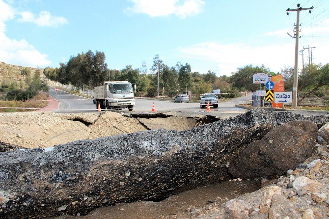 Bir Anda Yer Yarıldı, 4 Metrelik Çukur Açıldı