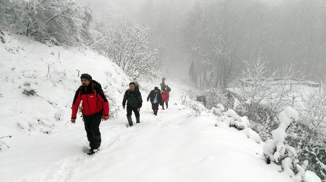 Eksi 10 Derecede Kar Helvası Yapıp Yediler