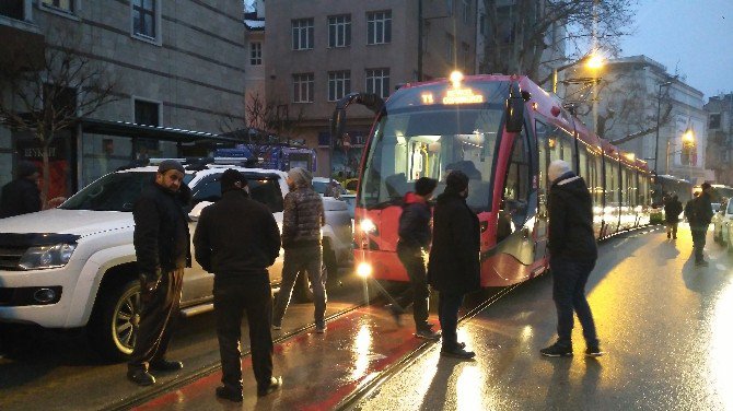 Tramvay Yoluna Aracını Park Etti, Kendisini Arayan Polise