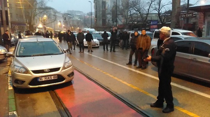 Tramvay Yoluna Aracını Park Etti, Kendisini Arayan Polise