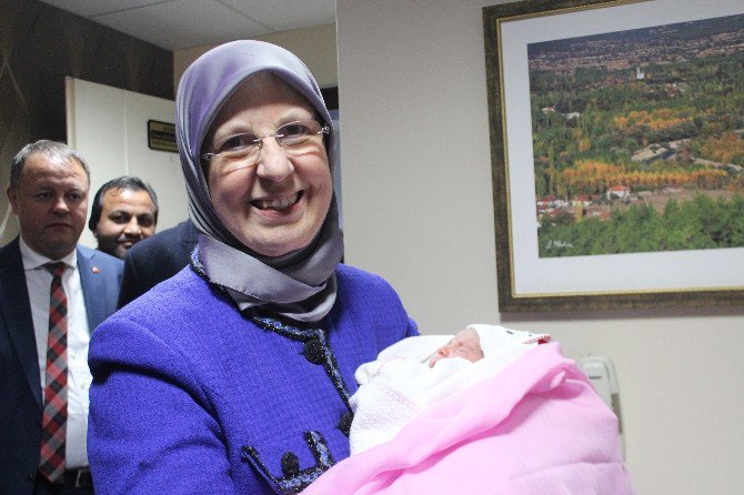 Denizli’de Yeni Yılın İlk Bebeği Melike Oldu