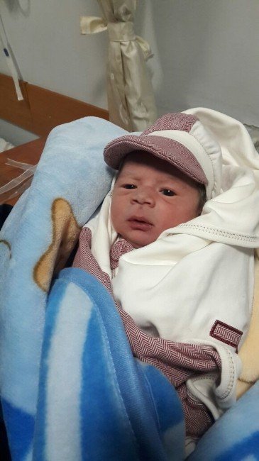 Edremit’te 2017’nin İlk Bebeği Ömer Asaf Oldu