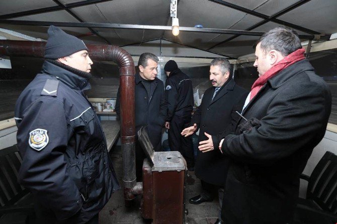 Vali Çelik Görev Başındaki Polis Memurlarını Ziyaret Etti