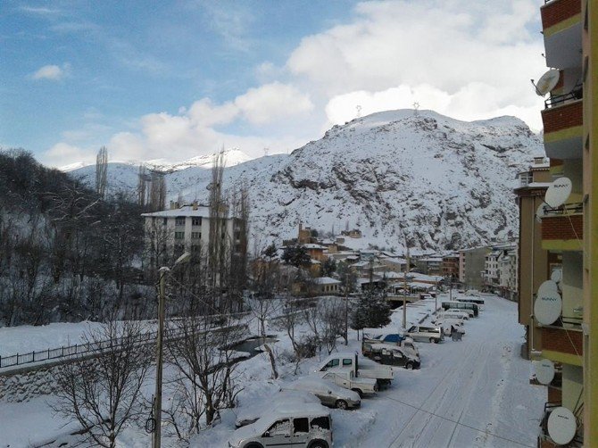 İspir Yeni Yıla Karla Uyandı