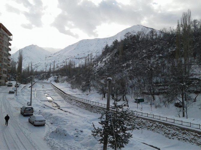 İspir Yeni Yıla Karla Uyandı