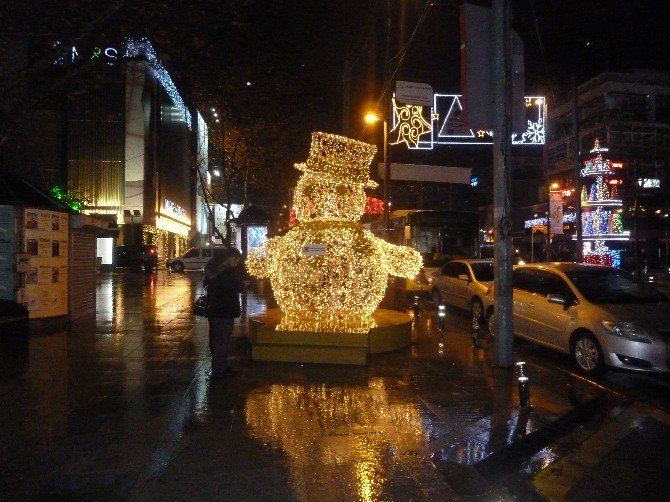 Bağdat Caddesi’nde Yeni Yıla Halay Çekerek Girdiler