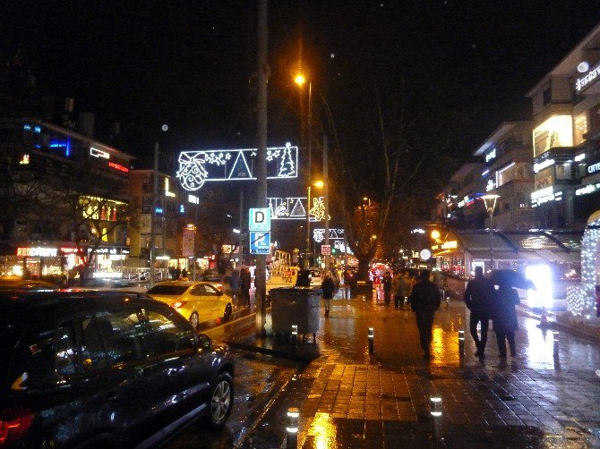 Bağdat Caddesi’nde Yeni Yıla Halay Çekerek Girdiler