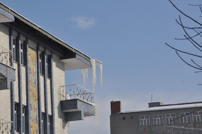 Kars’ta Çatılarda Oluşan Buz Sarkıtları Tehlike Oluşturuyor