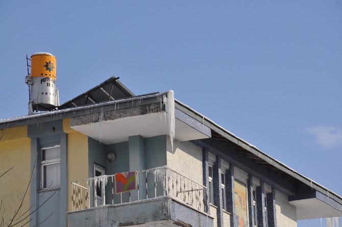 Kars’ta Çatılarda Oluşan Buz Sarkıtları Tehlike Oluşturuyor