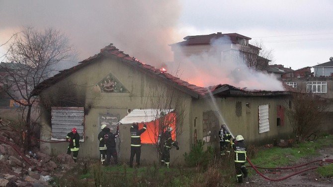 Kullanılmayan Tek Katlı Bina Alev Alev Yandı
