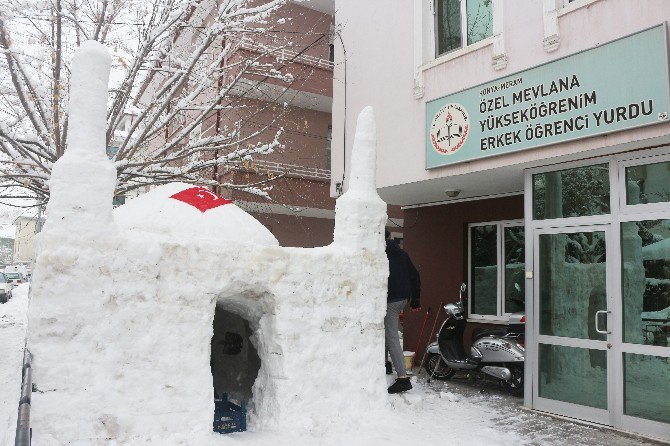 Üniversite Öğrencileri Kardan Cami Yaptı