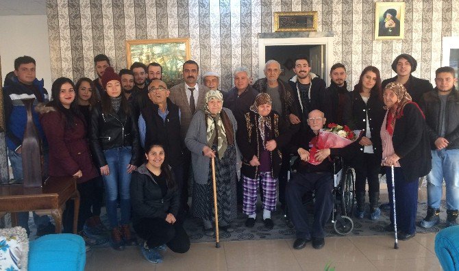 Köşklü Gençler Huzurevinde Kalan Yaşlıların Gönlünü Aldı