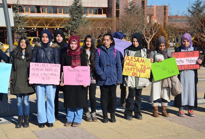 Kitap Okumaya Teşvik Etmek İçin Trambüste Kitap Dağıttılar