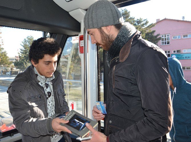 Kitap Okumaya Teşvik Etmek İçin Trambüste Kitap Dağıttılar