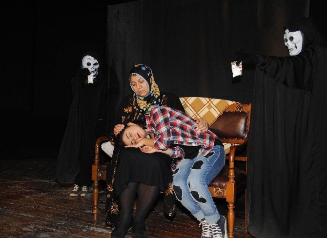 Kent Tiyatrosu 2016’yı Çiçekler Solmasın’la Uğurladı